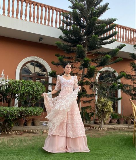 #ayezakhan #desiwedding #pink Ayeza Khan Wedding, Chupke Chupke, Aiza Khan, Wedding Dress Outfit, Bridal Dresses Pakistan, Pakistani Dresses Casual, Pakistani Fashion Party Wear, Ayeza Khan, Wedding Look