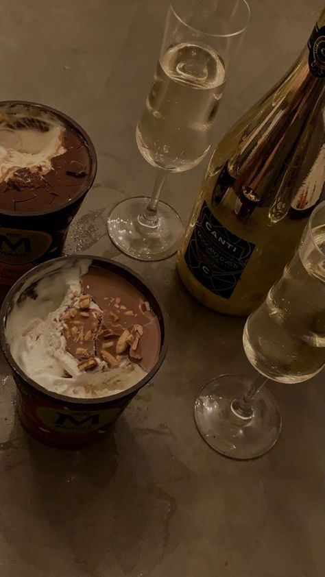 Moscato Aesthetic, Ice Cream Aesthetic Night, Wine And Ice Cream, Food Aethstetic, Healthy Green Salads, Instagram Story Inspiration, Night Story, Tennis Photos, Gluten Free Salads