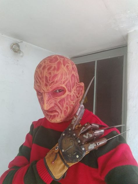 Cosplay de Freddy Krueger, men cosplay. Silicone mask. Men Cosplay, Silicone Mask, Silicone Masks, 2024 Halloween, Male Cosplay, Freddy Krueger, Halloween Ideas, Mask, Halloween