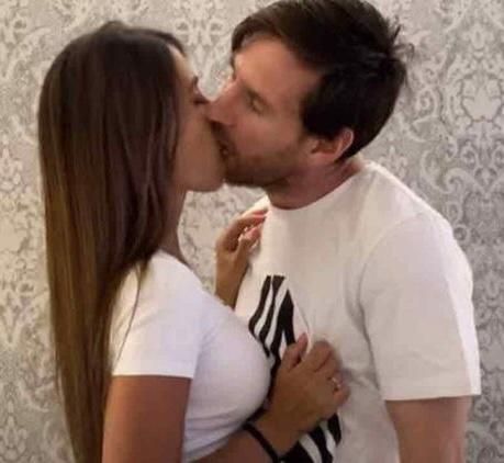 Georgina Rodriguez Kiss, Messi Body, Lionel Messi Wife, Messi And Wife, Antonella Messi, Messi Y Cristiano, Lionel Messi Posters, Messi Gif, ماثيو ماكونهي