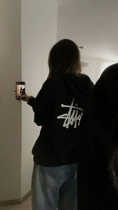 Airpod Outfits, Black Stussy Hoodie Outfit, All Black Fits Street Styles, Stussy Hoodie Aesthetic, Outfit With Black Hoodie, Hoodie Black Aesthetic, Hoodie Photo Ideas, Black Hoodie Outfit Aesthetic, Stussy Hoodie Outfit