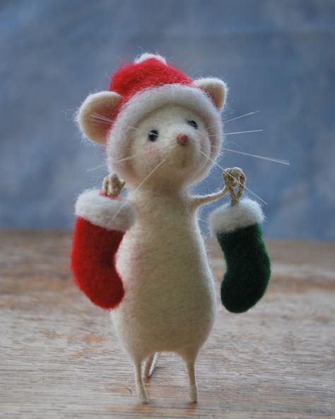 Needlefelted christmas mouse Sharpie Art Projects, Finger Paint Art, Needle Felted Ornaments, Mouse Crafts, Needle Felted Christmas, Canvas Art Projects, Needle Felting Tutorials, Felt Christmas Decorations, Felt Mouse