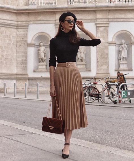 Classic in Vienna. Are you a fan of this skirt length? 👇🏼 Tap the link on our BIO to recreate and shop the look #senstylable Pleated Fashion, Outfit Elegantes, Pleated Skirt Outfit, Elegant Outfit Classy, Modest Dresses Casual, Diy Vetement, غرفة ملابس, Cute Skirts, Business Casual Outfits