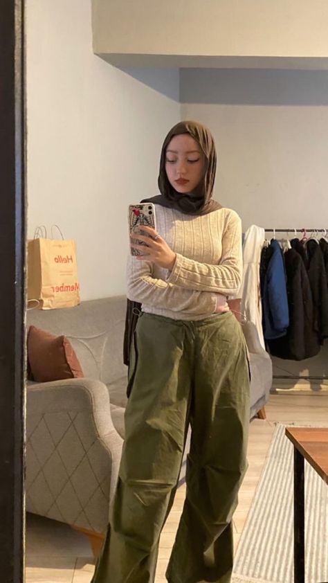 Green Cargo Hijab Outfit, Green Pants Outfit Hijab, Green Cargo Pants Outfit Hijab, Ootd Cargo Pants Hijab, Army Green Cargo Pants Outfit, Army Cargo Pants Outfit, Cargo Pants Outfit Hijab, Outfit Celana Cargo, Khaki Jacket Outfit