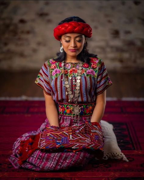 Reconnect with your Mayan 🌿 roots through our special Mayan Mini Shoot experience! Embrace tradition with authentic Mayan attire. Secure your spot and find out more at saviaguate.com 📸✨ Photographer: @gus.mejia.arte Makeup Artist: @marcie_artistry #MayanRoots #MayanMiniShoot #TraditionalOutfits #Guatemalanroots #CulturalHeritage #SaviaGuate #Guatemalanphotoshoot Mayan Dress, Guatemalan Culture, Mayan Textiles, Slow Fashion, Traditional Outfits, Guatemala, Makeup Artist, Textiles, Photographer