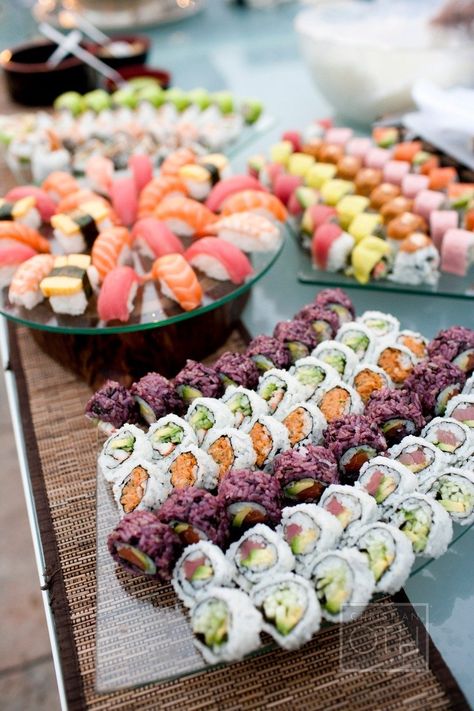 Sushi Bar. This is happening at my wedding. Katering Pernikahan, Koreansk Mad, Wedding Food Bars, Cocktail Hour Food, Wedding Food Stations, Bridal Shower Menu, Wedding Food Drink, Reception Food, Wedding Reception Food