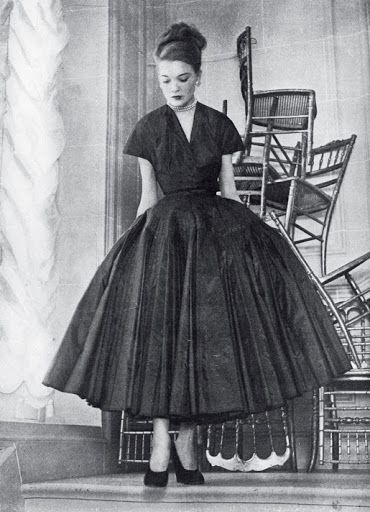 "25 yards fan-pleated. Dior's dinner taffeta; your own shoulders; padded hips." Dior 1947, Dior New Look, 1960 Fashion, Simplicity Fashion, 1950 Fashion, Dior Collection, Dior Dress, Elsa Schiaparelli, Fashion Forecasting