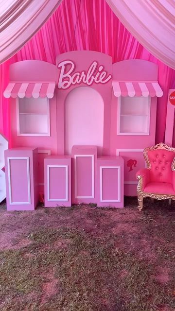 Birthday Decoration Barbie Theme, Barbie Event Ideas, Barbie Dream House Decorations, Barbie Set Design, Barbie House Background, Barbie Backdrop Ideas, Barbie House Decor, Barbie Backdrop Birthday Party Ideas, Barbie Float