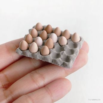 Miniature Egg Carton, Diy Miniature Christmas Tree, Diy Miniature Food, Hawker Centre, Miniature Food Tutorials, Doll Props, Egg Cartons, Diy Doll Miniatures, Mini Doll House