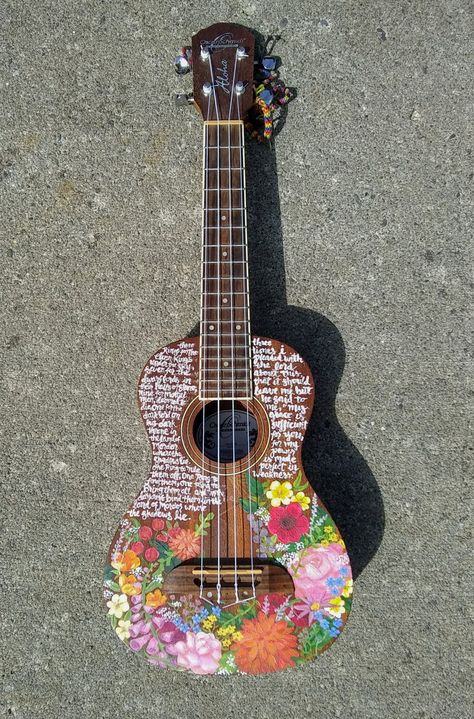 Florals & hand-lettering on a ukulele- art by Kaylee Rooklidge Painting On A Guitar, Painted Ukulele Aesthetic, Painting On Guitar, Arte Do Ukulele, Guitar Painted, Ukulele Diy, Painted Guitars, Painted Ukulele, Painted Guitar