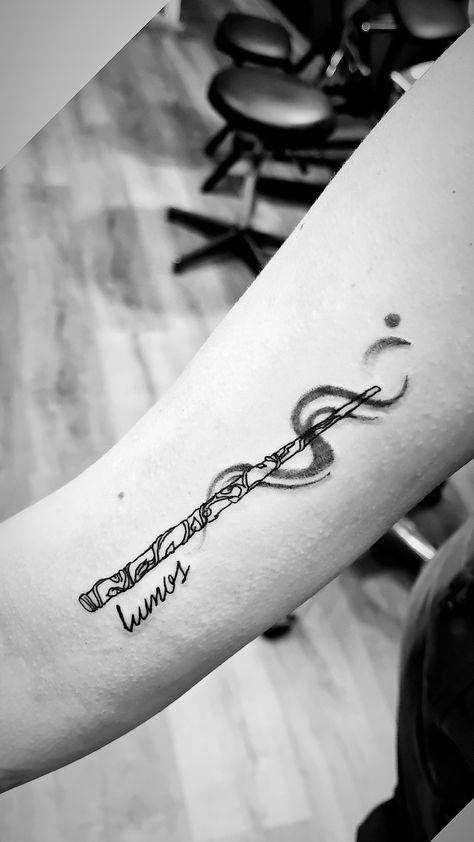 Harry Potter Wand Tattoo Ideas, Harry Potter Wand Tattoo Arm, Hermiones Wand Tattoo, Hermione Granger Wand Tattoo, Albus Dumbledore Tattoo, Lumos Tattoo Harry Potter, Hermione Wand Tattoo, Harry Potter Wand Tattoos, Wand Tattoo Harry Potter