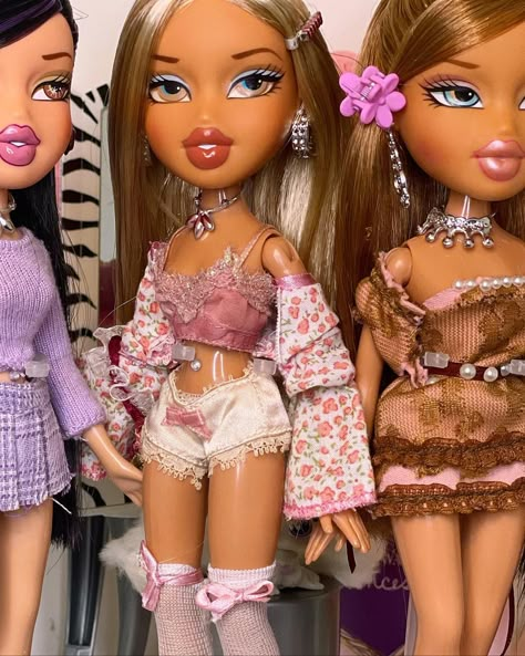 Bratz Vs Barbie, Bratz Aesthetic Outfit, Bratz Aesthetic, Bratz Doll Outfits, Brat Doll, Bratz Girls, Bratz Inspired Outfits, Doll Aesthetic, Cheer Outfits