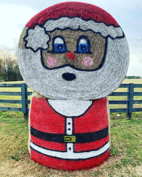 Santa Hay Bale, Christmas Hay Bale Ideas, Christmas Hay Bales, Christmas Hay Bale, Hay Bale Painting, Hay Bale Decor, Hay Bale Decorations, Hay Bale Ideas, Hay Bale Art