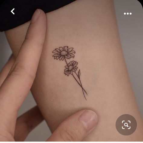 Daisy Hip Tattoo, Chamomile Flower Tattoo, Daisy Chain Tattoo, Daisy Tattoo Designs, Chain Tattoo, Mom Tattoo, Daisy Petals, Daisy Tattoo, Simple Tattoo Designs