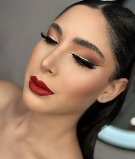 Social Glam Makeup, Makeup For Burgundy Dress, Maquillage Yeux Cut Crease, Gold Makeup Looks, Kylie Makeup, Pretty Eye Makeup, Makeup Artist Logo, Red Lip Makeup, Birthday Makeup