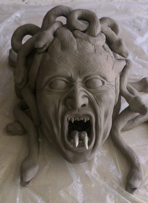 Medusa Clay Sculpture, Clay Masks Ceramics, Clay Medusa, Clay Mask Ideas, Mask Ceramics, Ceramic Masks Ideas, Ceramics Mask, Clay Face Sculpture, Medusa Mask