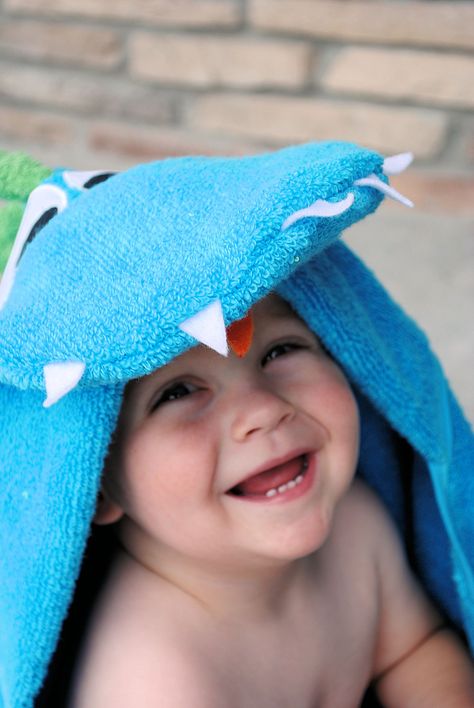 Dinosaur hooded towel forbaby tutorial Diy Hooded Towel, Dinosaur Hooded Towel, Dinosaur Towel, Hooded Towel Tutorial, Fun Towels, Kids Hooded Towels, Diy Towels, Applique Tutorial, Hooded Bath Towels