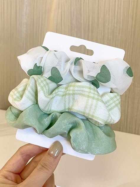 Green Scrunchie Aesthetic, Aesthetic Scrunchies, Green Hair Accessories, Scrunchies Aesthetic, Kawaii Hair Clips, Diy Hair Scrunchies, Headband Diy, Designer Hair Accessories, Diy Hair Accessories Ribbon