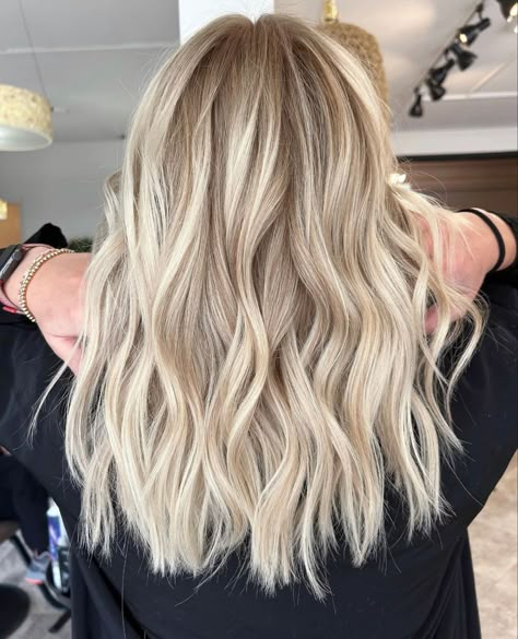 Low Lights On Platinum Blonde Hair, Short Blonde Hair Curled Styles, Cute Highlights For Blonde Hair, Full Head Blonde Balayage, High Light And Low Lights Blonde, Highlight For Blonde Hair, Blonde Hair On Short Hair, Blonde Highlights On Blonde Hair Medium Length, Blond Hair Ideas Medium Length