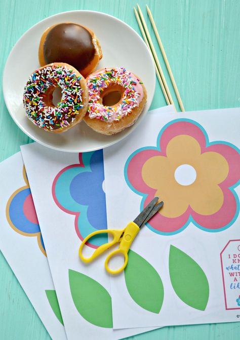 Donut Bouquet, Donuts Ideas, Flower Donut, Donut Craft, Donut Decorating Ideas, Mother's Day Printables, Diy Mother's Day, Plastic Gift Bags, Baby Momma