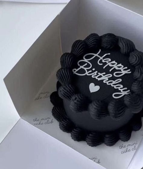 Black Cake Inspo Birthday, Black Birthday Astethic, Cake Designs For Men Simple, Guy Bday Cake, Black Cake Men, Small 18th Birthday Cake, Circle Cakes Birthday, Black Cake Birthday Men, 31st Birthday Cake For Him