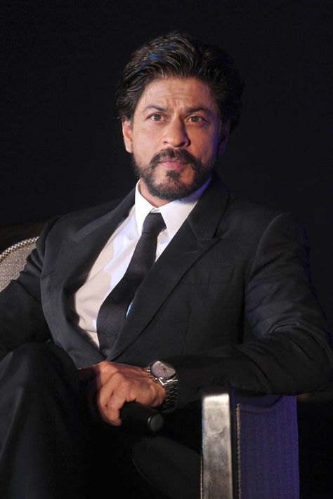 a pic Srk Shahrukh Khan, Beard Look, King Of Hearts, Actor Picture, Shah Rukh Khan, Shahrukh Khan, Bollywood Actors, Interesting Questions, Film Industry