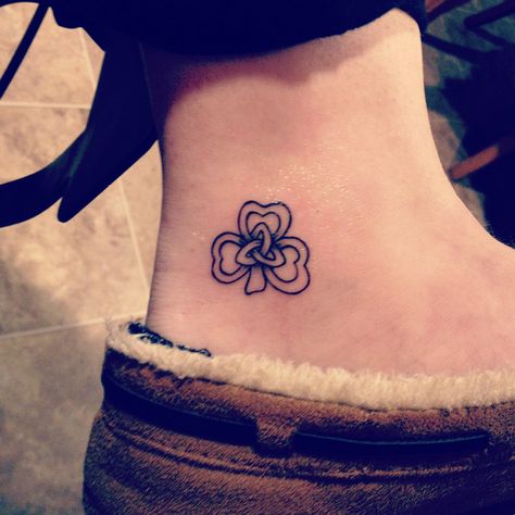 inner ankle Celtic knot tattoo Celtic Ankle Tattoo, Foot Tattoo For Men, Tattoo Ideas Ankle, Butterfly Foot Tattoo, Foot Tattoo Ideas, Foot Tattoo Designs, Cute Foot Tattoos, Small Foot Tattoos, Tattoos Cute