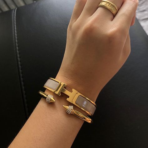 ✨Hermès marron glacé and Vita Fede titan✨ Hermes Bangle Stack, Hermes Charm, Hermes H Bracelet, Watch Women Silver, Hermes Jewelry Bracelet, Rings For Women Silver, Real Gold Necklace, Van Cleef And Arpels Jewelry, Hermes Bracelet