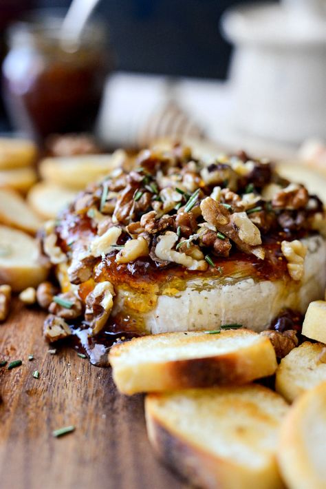 Honey Baked Brie with Fig Jam and Walnuts - Simply Scratch Honey Baked Brie, Baked Brie With Fig Jam, Brie With Fig Jam, Baked Brie Honey, Baked Brie Recipes, Brie Appetizer, Queso Brie, Honey Baked, Brie Recipes