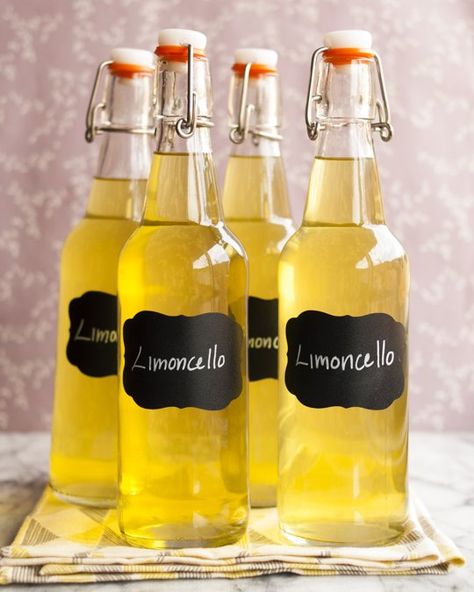 Alcohol Treats, Making Limoncello, Limoncello Recipe, Vodka Gifts, Homemade Limoncello, Baileys Recipes, Italian Liqueur, Lemon Vodka, Homemade Food Gifts