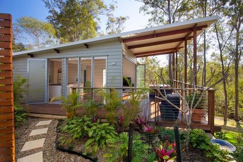 One Bedroom Granny Flat, Small House Australia, Granny Pod, Skillion Roof, 1 Bedroom House, House On Stilts, A Small House, Tropical Architecture, Contemporary Exterior