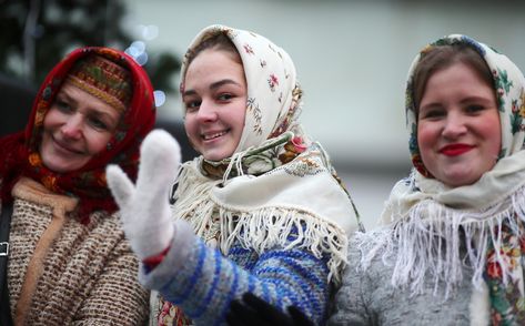 5 Russian ways of wearing a headscarf (and not looking like a babushka) Traditional Women, Sheepskin Coat, Sport Chic, Married Woman, Classic Outfits, Up Girl, Sporty Style, Scarf Hairstyles, Head Scarf