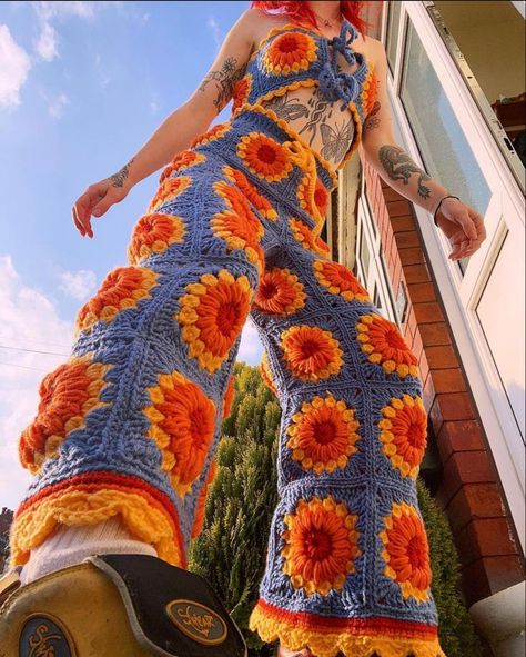 Granny Square Overalls Pattern, Granny Square Overalls, Crochet Dungarees, Crochet Overalls, Sunflower Granny Square, Knit Clothes, Sunflower Crochet, Crochet Granny Squares, Flower Sunflower