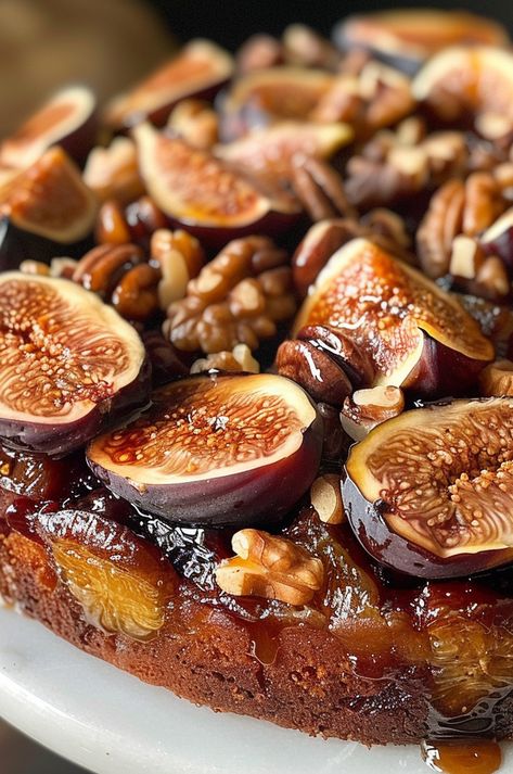 A delicious and moist cake made with fresh figs and crunchy walnuts. Recipes With Fresh Figs, Fresh Figs Recipes, Fresh Fig Cake Recipe, Fig Cake Recipe, Banana Nut Oatmeal, Autumn Desserts, Banana Chia Pudding, Fig Cake, Brunch Desserts