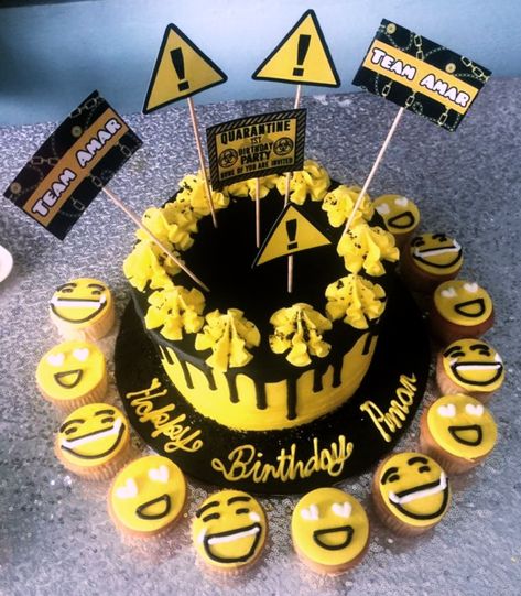 Yellow and black cake Black And Yellow Birthday Cake, Black And Yellow Cake, Chocolate Covered Strawberries Bouquet, Yellow Cake, Drip Cakes, Chocolate Covered Strawberries, Cakes For Boys, 4th Birthday, Chocolate Covered