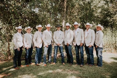 Ranch Wedding Groomsmen, Western Groomsmen Attire Grey, Groomsmen Cowboy Hats, Western Groomsmen Attire, Country Groomsmen Attire, Mens Western Wedding Attire, Western Wedding Groomsmen, Fun Backyard Wedding, Chambelan Outfits