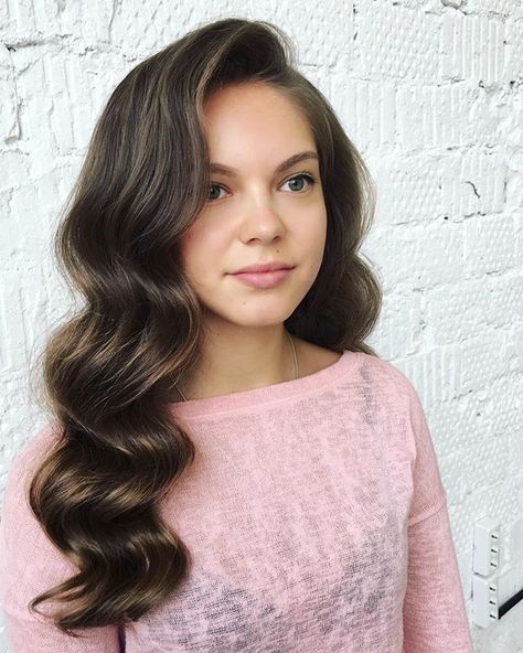 Old Fashion Waves Hair, Medium Length Down Hairstyles, Old Hollywood Waves Medium Hair, Simple Curls For Medium Hair, 20s Waves, Engagement Hair, Hollywood Curls, Night Hair, Prom Hairstyle