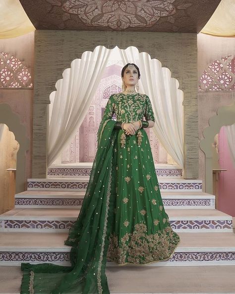 Green Colour Dress For Mehndi, Royal Lehenga, Lehenga Dress, Mehndi Dress, Heavy Dresses, Green Lehenga, Bridal Dresses Pakistan, Pakistani Wedding Dress, Ayeza Khan