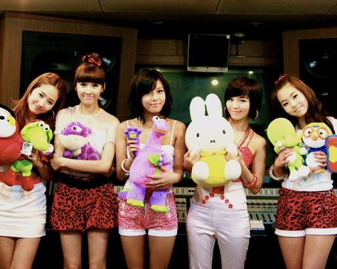 wonder girls kpop 2nd gen Wonder Girls Icons, Wonder Girls Kpop, Wonder Girl Kpop, Kpop 2nd Gen, Kpop Magazine, Wonder Girls, Y2k Girl, 2 Broke Girls, Orange Caramel