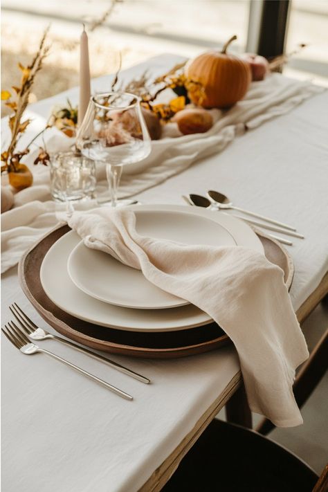 Super inspired by this minimalist fall table setting! Minimalist Thanksgiving Table Settings, Table Settings Autumn, Modern Thanksgiving Tablescapes, Thanksgiving Tablescapes Simple, Thanksgiving Table Inspiration, Modern Thanksgiving Table, Thanksgiving Dinner Table Setting, Fall Table Setting, Modern Thanksgiving