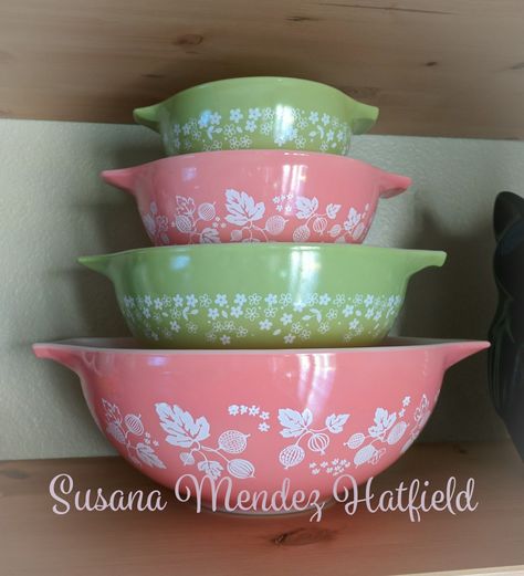 Pink Gooseberry and Spring Blossom Pyrex"Frankenset" Spring Blossom Pyrex, Vintage Pyrex Collection, Corningware Vintage, Pink Gooseberry, Pyrex Display, Vintage Pyrex Patterns, Pyrex Vintage Rare, Vintage Pyrex Dishes, Pyrex Dishes