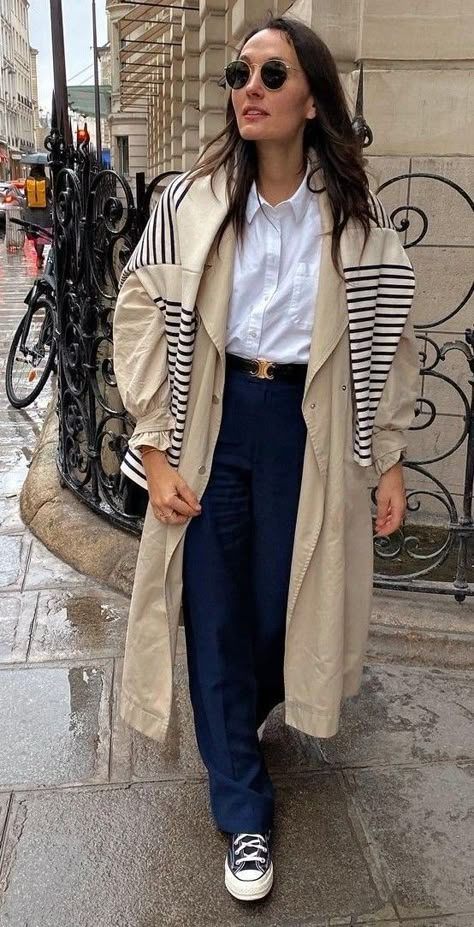 Rain Chic Outfit, Rainy Day Outfit Summer, Trent Coat, Trench Outfit, Dinner Outfit Casual, Latina Outfits, Trench Coat Outfit, Skandinavian Fashion, Uni Outfits