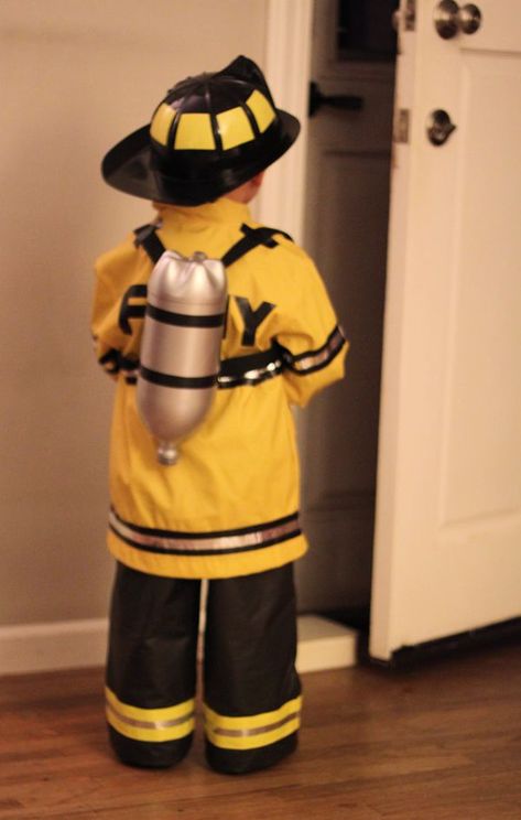 Diy Boys Halloween Costumes, Boys Halloween Costumes, Diy Karneval, Boys Halloween Costumes Diy, Firefighter Halloween, Halloween Costumes Diy, Fireman Costume, Firefighter Costume, Fireman Party