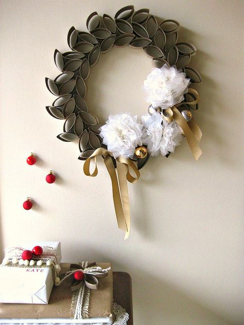 Cardboard tube wreath by all things paper, via Flickr Roll Wreath, Toilet Paper Roll Wall Art, Toilet Paper Art, Toilet Paper Roll Art, Rolled Paper Art, Toilet Paper Crafts, Diy Toilet, Paper Wreath, Toilet Paper Roll Crafts