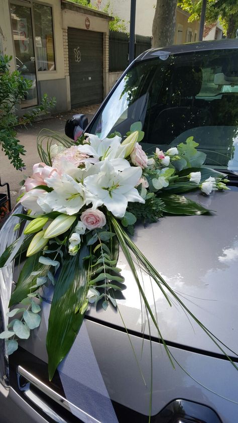 Bridal Car Decoration Ideas, Car Decorations For Wedding, Wedding Car Deco, White Rose Wedding Bouquet, Bridal Car, Pakistan Wedding, White Wedding Decorations, Wedding Car Decorations, White Rose Bouquet