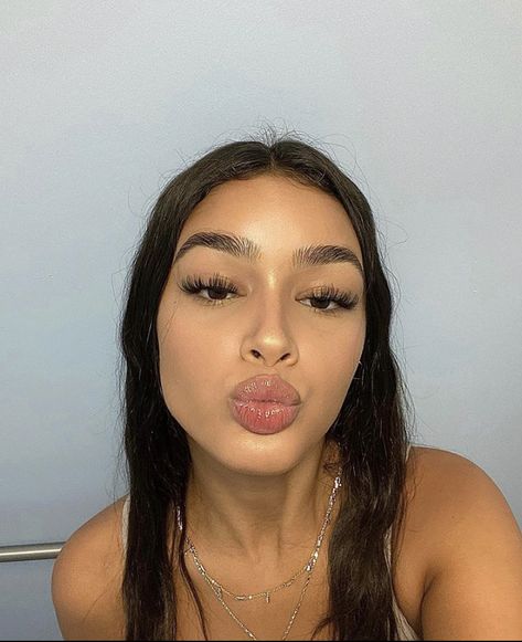 N Y S H A Thick Eyebrows Natural, Lex Carrington, Alexis Carrington, Bushy Eyebrows, Full Eyebrows, Dark Brows, Thick Brows, Thick Eyebrows, Bella Hadid Style