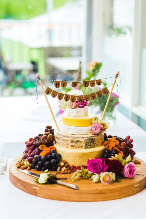 Cheese Board Wedding Cake, Charcuterie Cake Ideas, Brie Cake, Cheese Wheel Cake, Wedding Cheese, Small Cheese Boards, Cheese Tower, Cheesecake Wedding Cake, Cheese Wedding Cake