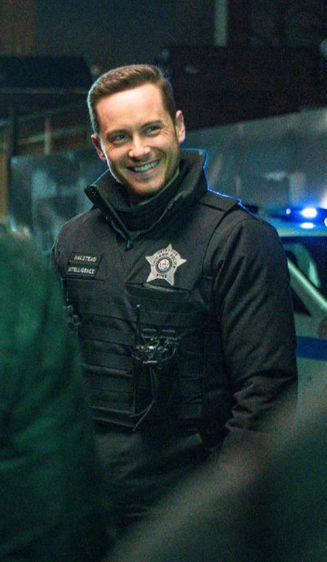 Jay Halstead Wallpaper, Hockey Boy, Tracy Spiridakos, Jesse Lee, Jay Halstead, Cute Short Haircuts, Chicago Pd, German Army, Smash Cake