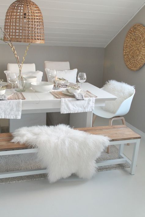 the sheep skin, the wood, the colors (grey and white). Absolutely love it! Best Interior Design Apps, Interior Design Apps, Scandinavian Dining Room, Beautiful Dining Rooms, Boho Deco, Ideas Casa, Decoration Inspiration, Best Interior Design, Dining Room Design