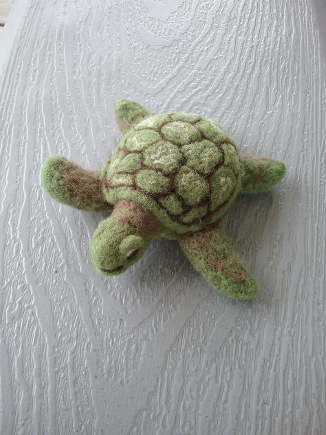 Gins felted turtle 3132 Sea Turtle Needle Felting, Needle Felt Turtle, Needle Felting Turtle, Felt Sea Turtle, Felted Turtle, Sarah Desjardins, Felted Fish, Felt Turtle, Tovad Ull